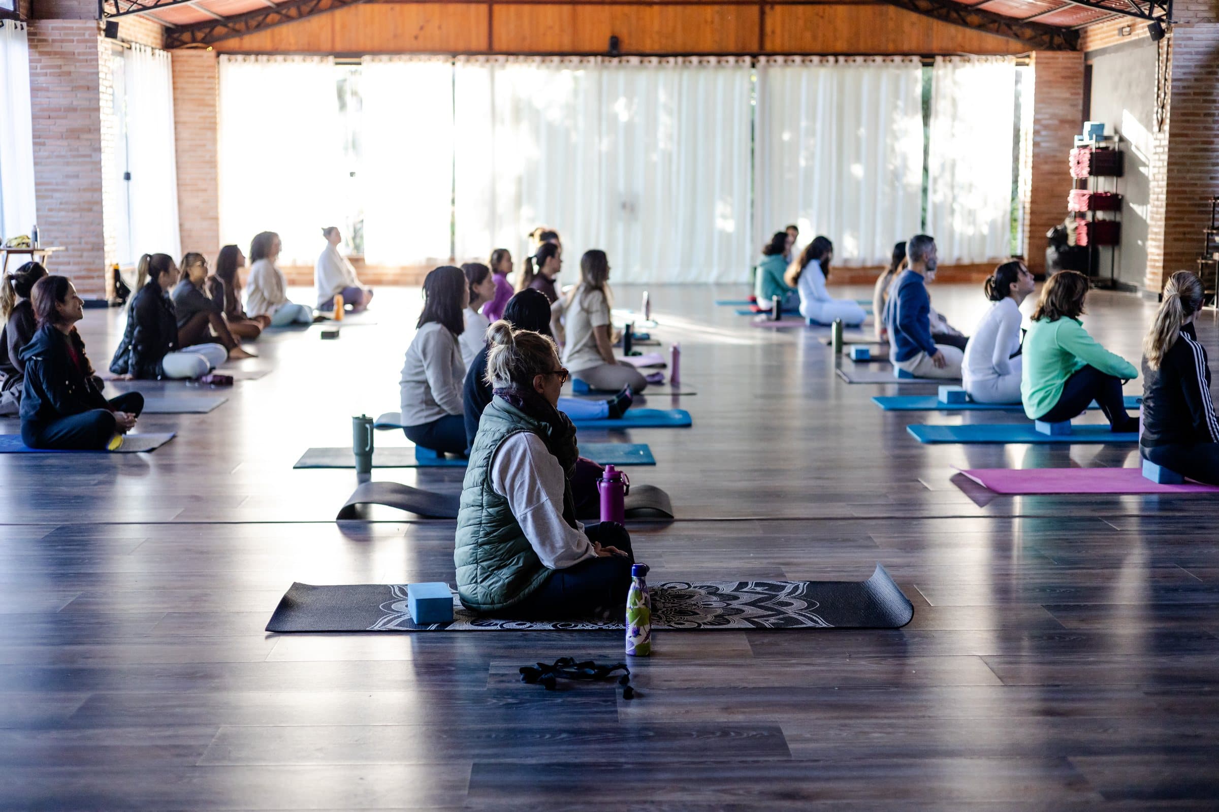 Aula de yoga no salão principal